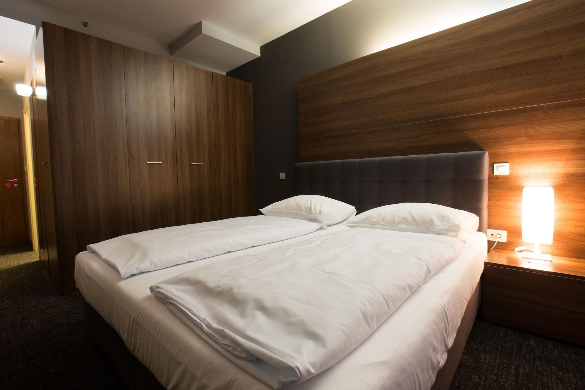 Hotel Slisko Загреб Екстериор снимка