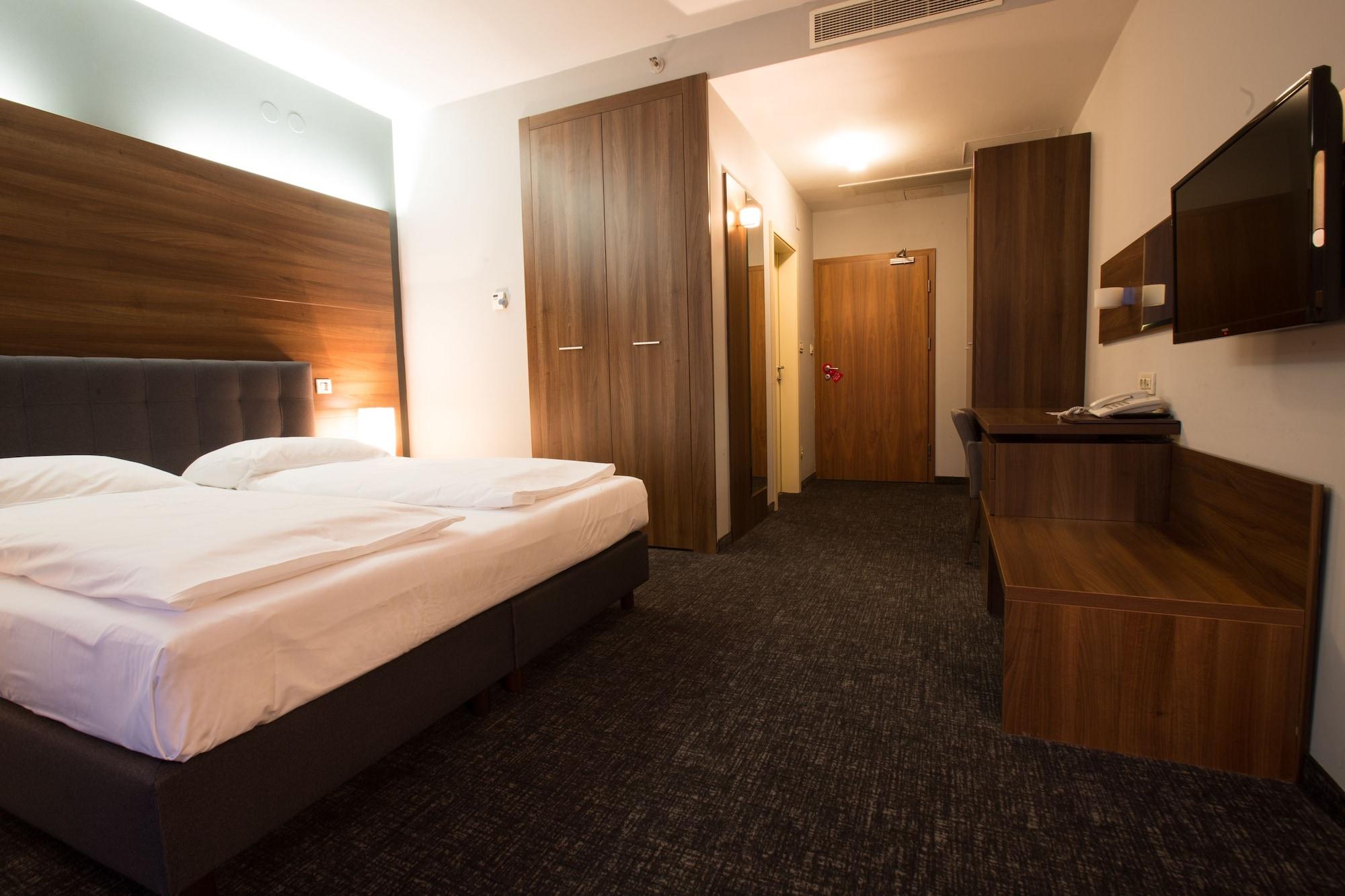 Hotel Slisko Загреб Екстериор снимка